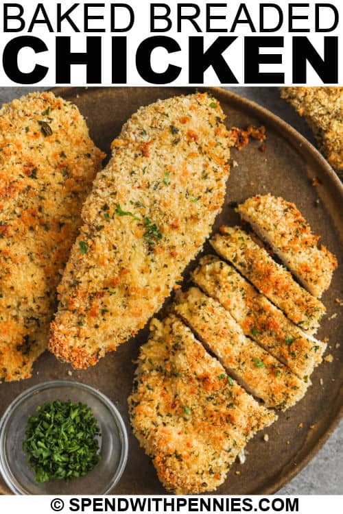 Ezt a ropogósra sült rántott csirke receptet nagyon könnyű elkészíteni!  A csirkemellet ropogós Panko zsemlemorzsával bevonjuk, és a sütőben tökéletesre sütjük.  #fillérekből költeni felülnézet Rántott sült csirke egy tányéron körettel és címmel