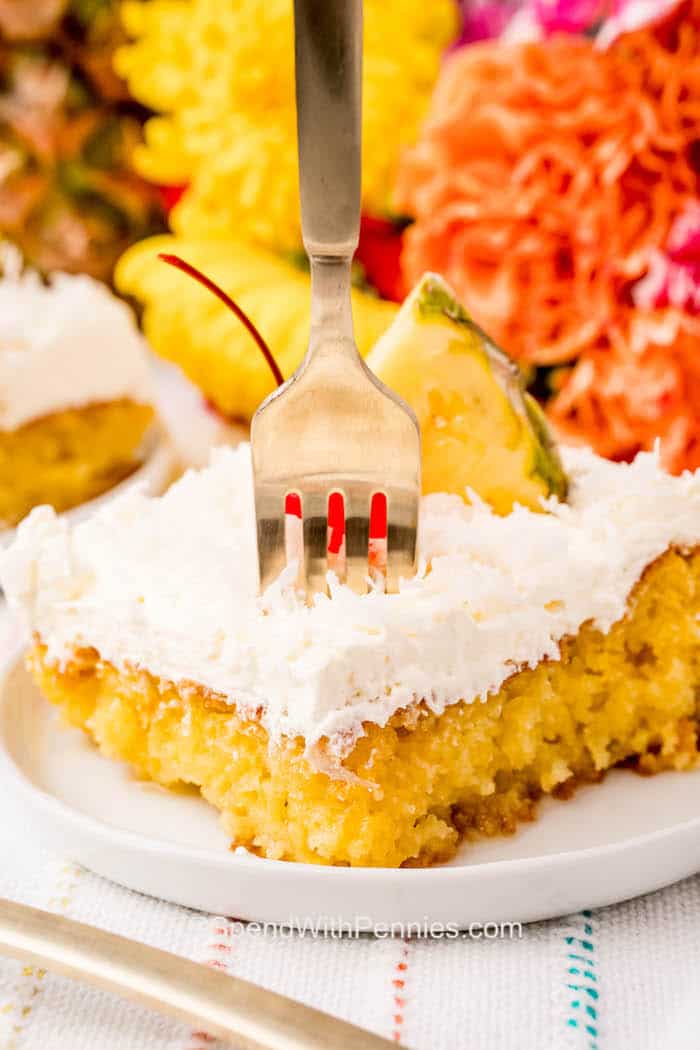 közelről Pina Colada torta egy villát
