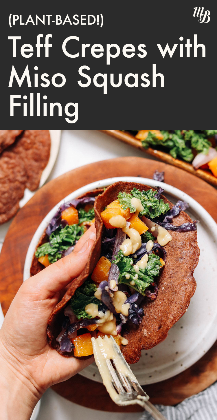 Kezében egy vegán sós teff krepp miso squash töltelékkel