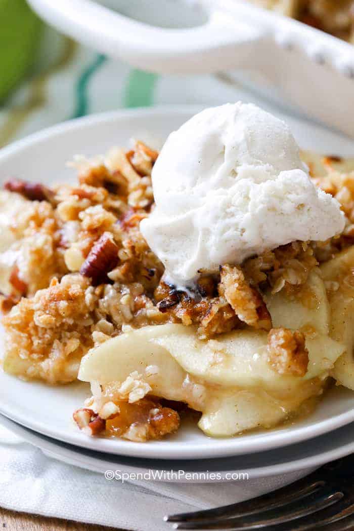 Almás ropogós vanília fagylalttal a tányéron