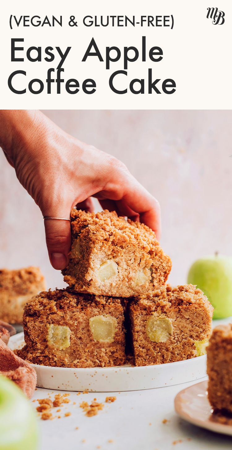 Kezében egy szelet vegán és gluténmentes almás kávétorta