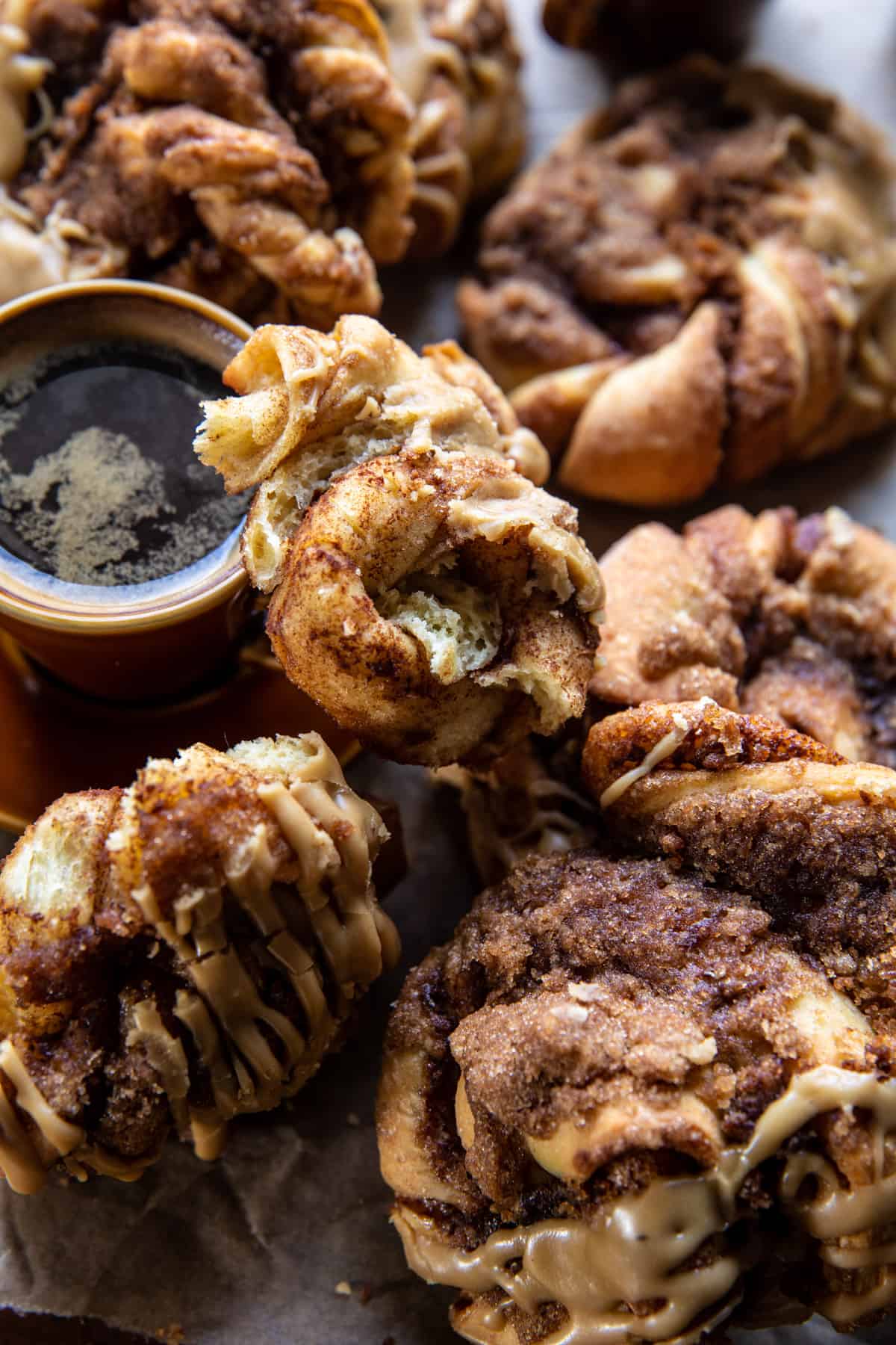 Fahéjcsomók kávécukorral |  halfbakedharvest.com
