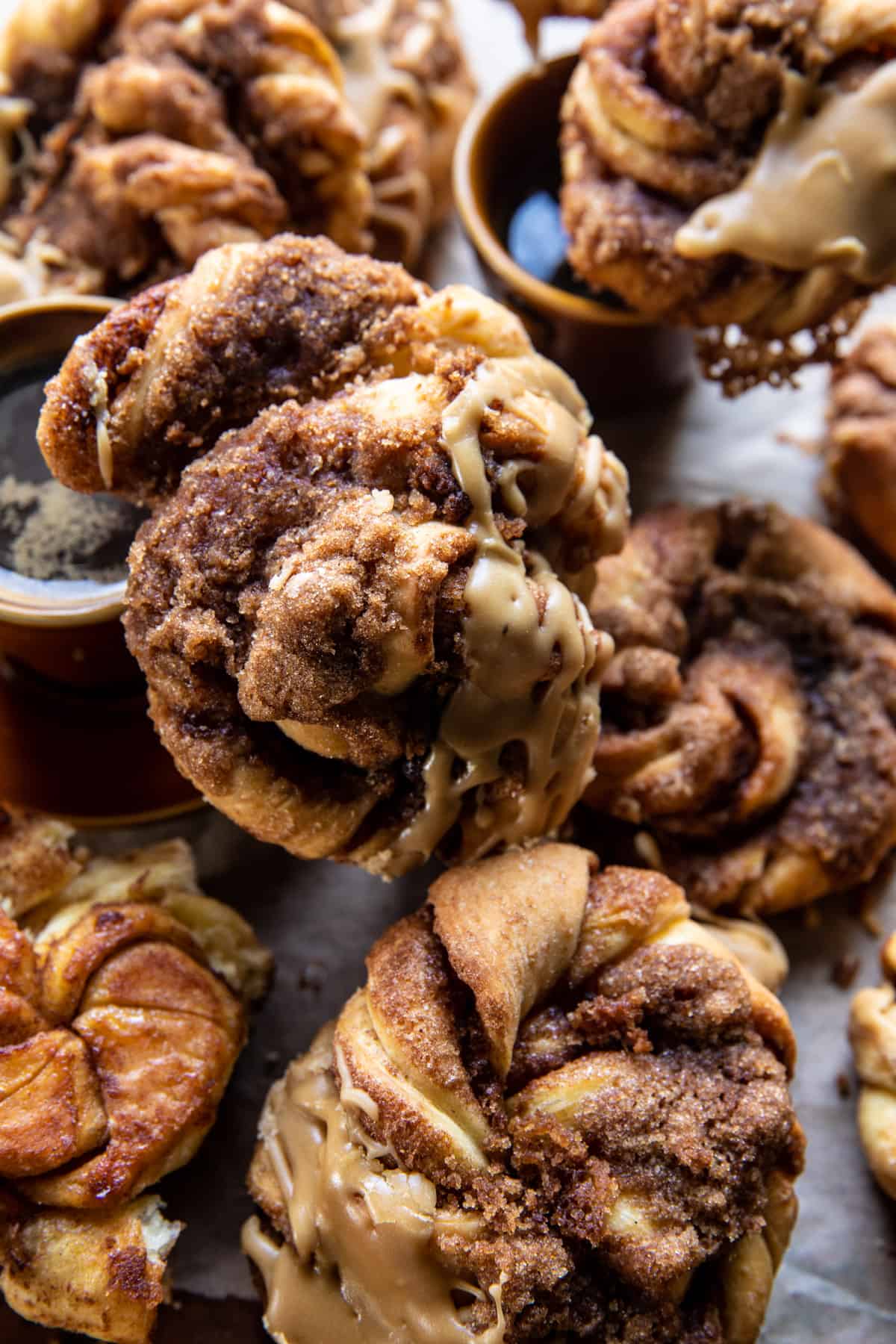 Fahéjcsomók kávécukorral |  halfbakedharvest.com