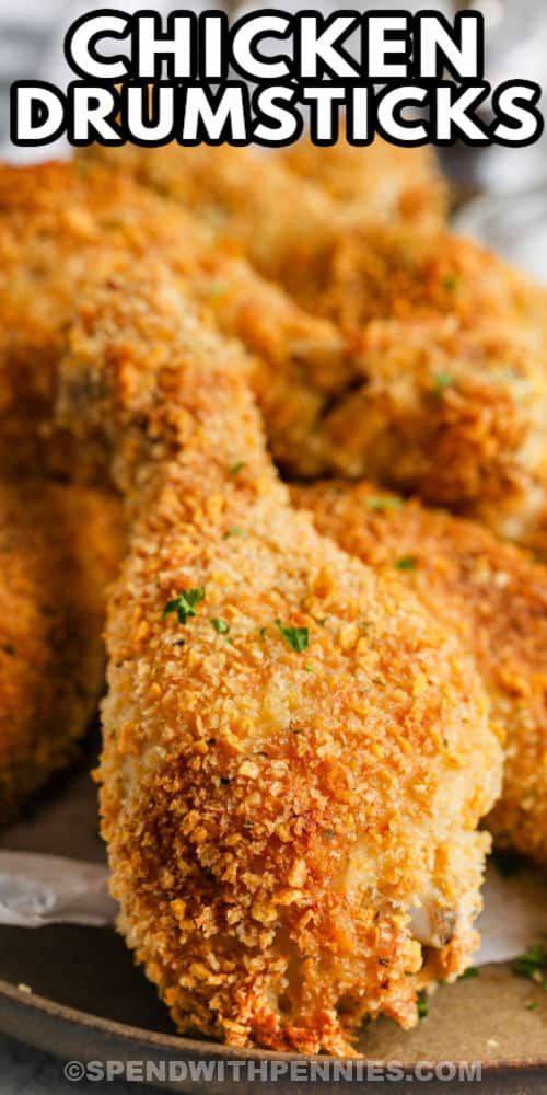 A csirkecomb melegen vagy hidegen is finom!  Forrón és egy bográcsozásra készen, vagy hűtve és piknikre készen.  Gyerekek és nagyok egyaránt szeretik a ropogósra sült csirkecombokat!  #költeni fillérekkel #csirkecomb #recept #ropogóscsirke lemezes Crispy Chicken Drumstiks címmel