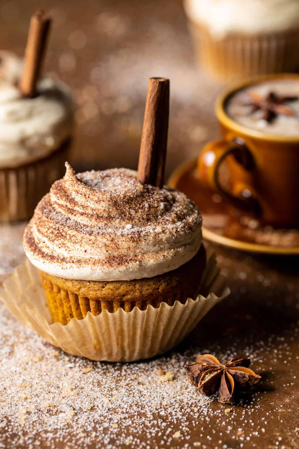 Vanília Chai Pumpkin Latte Cupcakes fahéjas barna cukormázzal |  halfbakedhavest.com