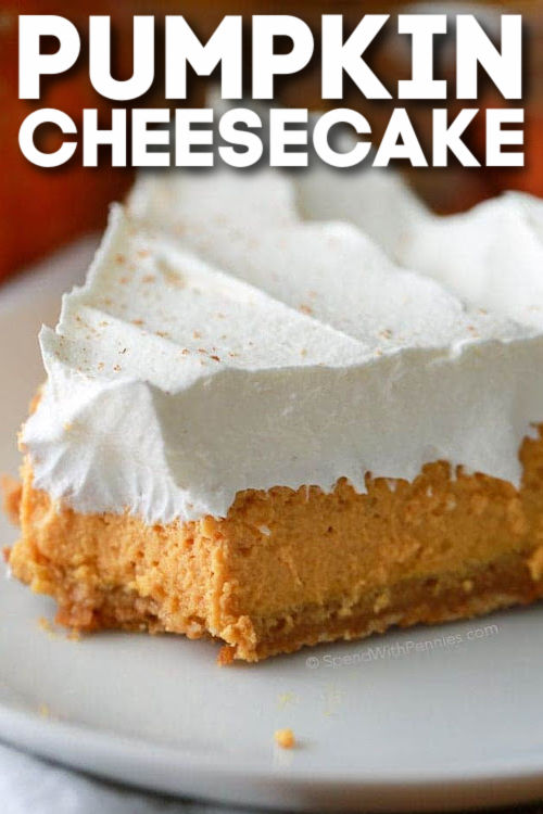 Közelkép az Easy Pumpkin Cheesecake egy falat kiszedett címmel