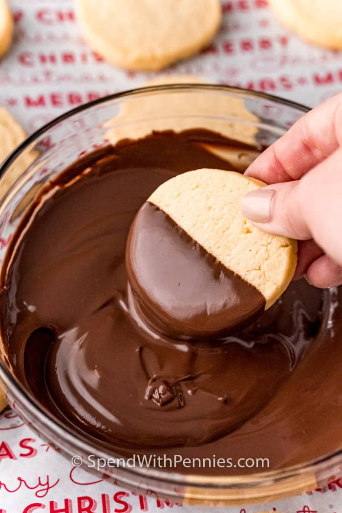 csokoládéba mártva csokoládé borsmentás kekszeket készíthet